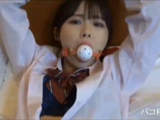 完美的身体手淫在淋浴与一个大假阳具的女孩